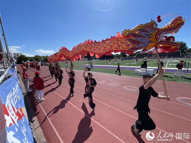 华裔舞龙少年奔跑入场。人民网记者 邓圩摄